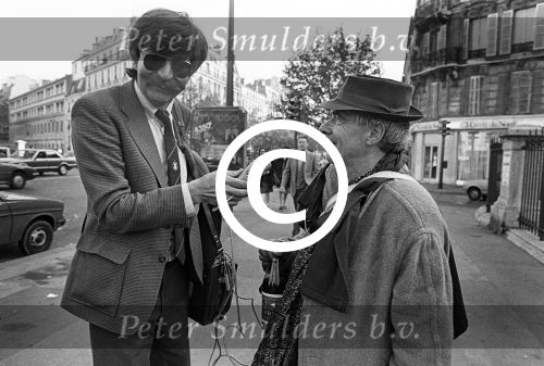Parijs, September 1983
Uitreiling Gouden Schoen in het Lido
Zilveren Schoen winnaar Peter Houtman, spelend voor Feyenoord
Verder op de foto Bep v Houdt, Henk Koster, Cor Mooy en Soenar Chamid in gesprek met een clochard.
Foto Peter Smulders BV