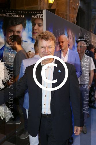 AMSTERDAM - Bij het Tuschinski Theater is de premiere van Behind the Candelabra. Met op de rode loper  Boris Dittrich.