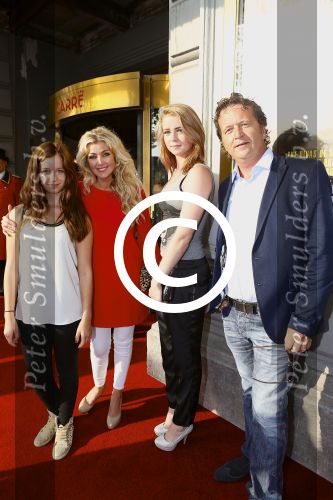 Amsterdam, 17 Juli 2013
Premiere Hans Klok The New Houdini in theater Carrï¿½. 
Met op de foto  Brigitte Nijman met partner Robert Veuger en hun twee dochters.