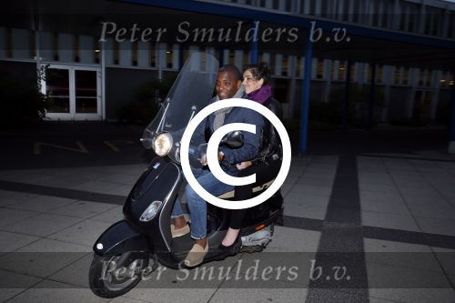 Amsterdam 3 juli 2013
Sjaak Swart 75 jaar . Hij viert dat met een wedstrijd met oud ajax spelers in het Olympisch stadion. Bryan Roy met vriendin op vespa scooter
Peter Smulders bv