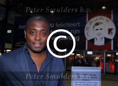 Amsterdam 3 juli 2013
Sjaak Swart 75 jaar . Hij viert dat met een wedstrijd met oud ajax spelers in het Olympisch stadion. Bryan Roy met vriendin op vespa scooter
Peter Smulders bv