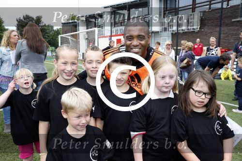 Amsterdam 29 juni 2013
Voetbaltournooi op de toekomst (ajax) voor de stichting de upside van down
met diverse bn ers en oud voetballers.. Syndroom van down. Bryan Roy
Peter Smulders bv
