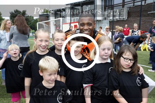 Amsterdam 29 juni 2013
Voetbaltournooi op de toekomst (ajax) voor de stichting de upside van down
met diverse bn ers en oud voetballers.. Syndroom van down. Bryan Roy
Peter Smulders bv
