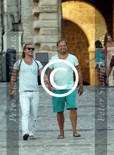 ibiza 16 juli 2013
Carlo Boszhard en zijn vriend Herald op vakantie op ibiza. Ze winkelen in de oude stad.
Peter Smulders bv