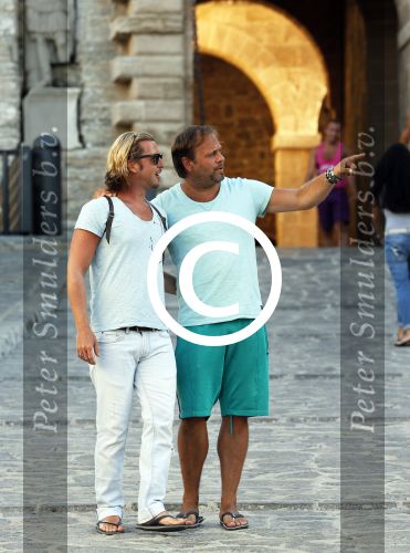 ibiza 16 juli 2013
Carlo Boszhard en zijn vriend Herald op vakantie op ibiza. Ze winkelen in de oude stad.
Peter Smulders bv