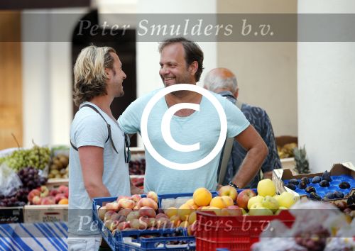 ibiza 16 juli 2013
Carlo Boszhard en zijn vriend Herald op vakantie op ibiza. Ze winkelen in de oude stad.
Peter Smulders bv