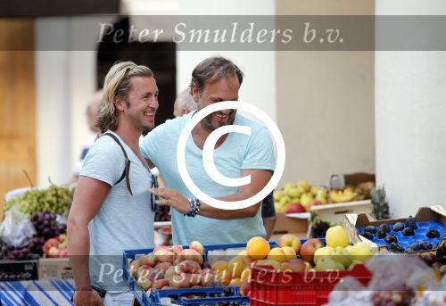 ibiza 16 juli 2013
Carlo Boszhard en zijn vriend Herald op vakantie op ibiza. Ze winkelen in de oude stad.
Peter Smulders bv