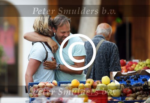 ibiza 16 juli 2013
Carlo Boszhard en zijn vriend Herald op vakantie op ibiza. Ze winkelen in de oude stad.
Peter Smulders bv
