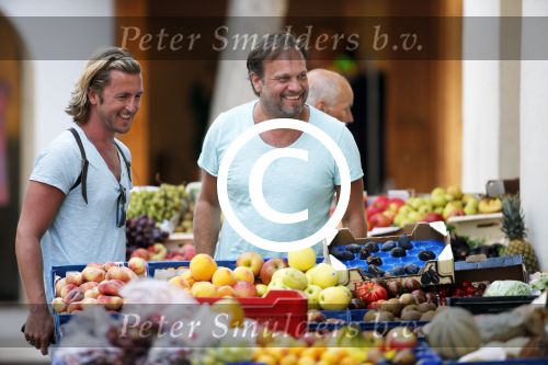 ibiza 16 juli 2013
Carlo Boszhard en zijn vriend Herald op vakantie op ibiza. Ze winkelen in de oude stad.
Peter Smulders bv