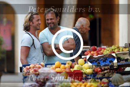 ibiza 16 juli 2013
Carlo Boszhard en zijn vriend Herald op vakantie op ibiza. Ze winkelen in de oude stad.
Peter Smulders bv