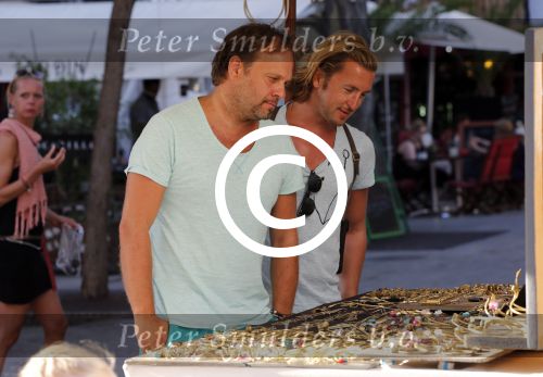 ibiza 16 juli 2013
Carlo Boszhard en zijn vriend Herald op vakantie op ibiza. Ze winkelen in de oude stad.
Peter Smulders bv
