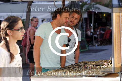 ibiza 16 juli 2013
Carlo Boszhard en zijn vriend Herald op vakantie op ibiza. Ze winkelen in de oude stad.
Peter Smulders bv