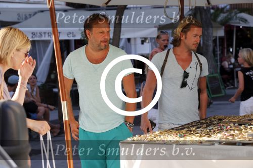 ibiza 16 juli 2013
Carlo Boszhard en zijn vriend Herald op vakantie op ibiza. Ze winkelen in de oude stad.
Peter Smulders bv