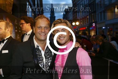 AMSTERDAM - Bij het Tuschinski Theater is de premiere van Behind the Candelabra. Met op de rode loper  Carlo Boszhard met partner