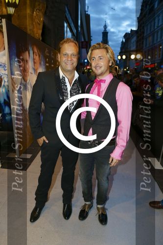AMSTERDAM - Bij het Tuschinski Theater is de premiere van Behind the Candelabra. Met op de rode loper  Carlo Boszhard met partner