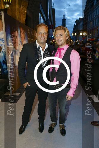 AMSTERDAM - Bij het Tuschinski Theater is de premiere van Behind the Candelabra. Met op de rode loper  Carlo Boszhard met partner