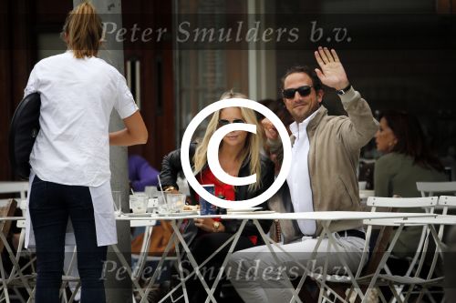 Amsterdam 11 augustus 2013
Chantal janzen met vriend Marco op terras aan het lunchen.
Peter Smulders bv