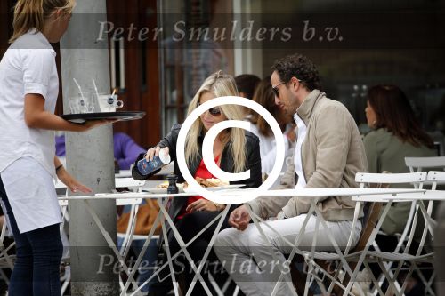 Amsterdam 11 augustus 2013
Chantal janzen met vriend Marco op terras aan het lunchen.
Peter Smulders bv