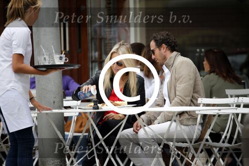 Amsterdam 11 augustus 2013
Chantal janzen met vriend Marco op terras aan het lunchen.
Peter Smulders bv