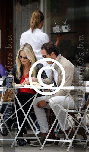 Amsterdam 11 augustus 2013
Chantal janzen met vriend Marco op terras aan het lunchen.
Peter Smulders bv