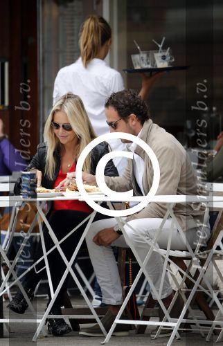 Amsterdam 11 augustus 2013
Chantal janzen met vriend Marco op terras aan het lunchen.
Peter Smulders bv