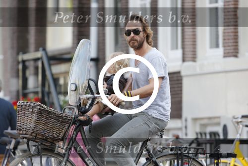 Amsterdam 9 juli 2013
Chris Zegers met zijn zoon op de fiets in Amsterdam.
Peter Smulders bv