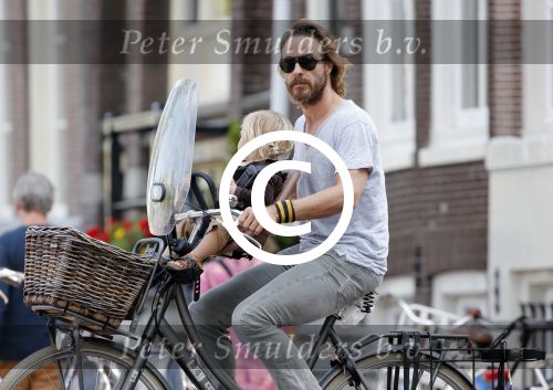 Amsterdam 9 juli 2013
Chris Zegers met zijn zoon op de fiets in Amsterdam.
Peter Smulders bv