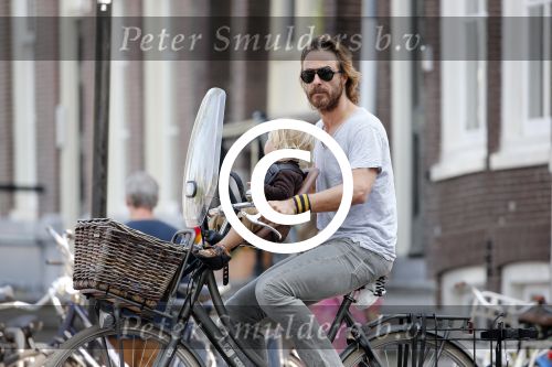 Amsterdam 9 juli 2013
Chris Zegers met zijn zoon op de fiets in Amsterdam.
Peter Smulders bv
