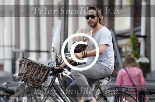 Amsterdam 9 juli 2013
Chris Zegers met zijn zoon op de fiets in Amsterdam.
Peter Smulders bv