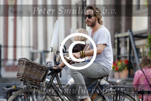 Amsterdam 9 juli 2013
Chris Zegers met zijn zoon op de fiets in Amsterdam.
Peter Smulders bv