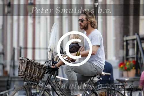Amsterdam 9 juli 2013
Chris Zegers met zijn zoon op de fiets in Amsterdam.
Peter Smulders bv