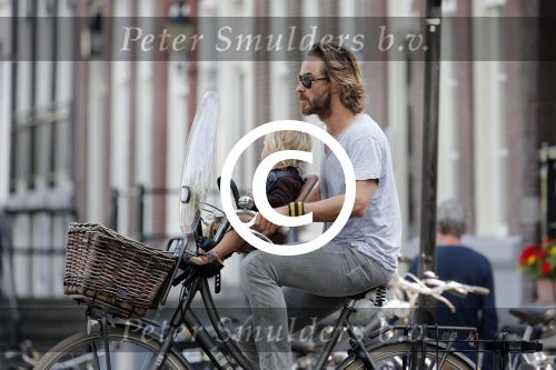 Amsterdam 9 juli 2013
Chris Zegers met zijn zoon op de fiets in Amsterdam.
Peter Smulders bv