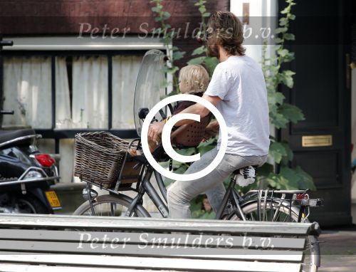Amsterdam 9 juli 2013
Chris Zegers met zijn zoon op de fiets in Amsterdam.
Peter Smulders bv