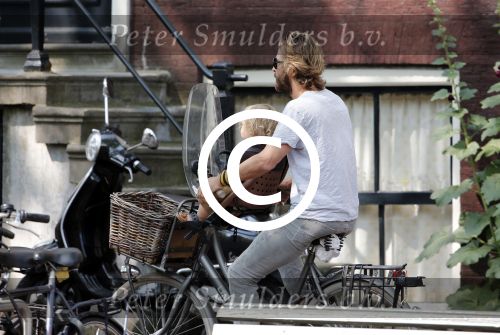 Amsterdam 9 juli 2013
Chris Zegers met zijn zoon op de fiets in Amsterdam.
Peter Smulders bv