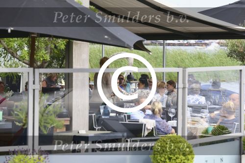 Loosdrecht, 28 Juli 2013
Connie Breukhoven met haar zoon met vriend op het terras.
Foto Peter Smulders BV
