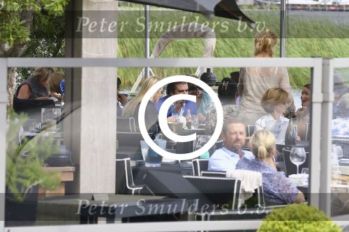 Loosdrecht, 28 Juli 2013
Connie Breukhoven met haar zoon met vriend op het terras.
Foto Peter Smulders BV