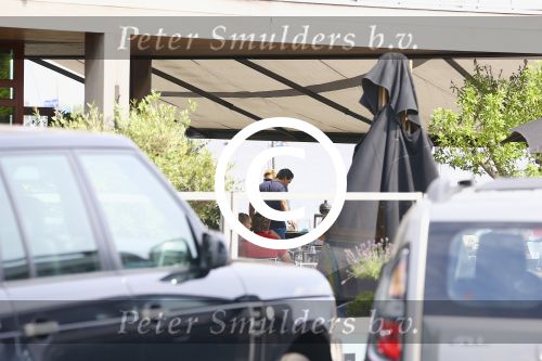 Loosdrecht, 28 Juli 2013
Connie Breukhoven met haar zoon met vriend op het terras.
Foto Peter Smulders BV