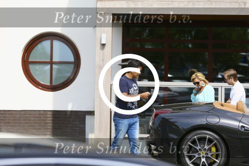 Loosdrecht, 28 Juli 2013
Connie Breukhoven met haar zoon met vriend op het terras.
Foto Peter Smulders BV