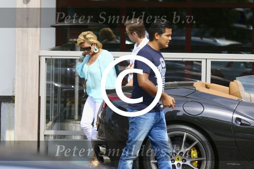 Loosdrecht, 28 Juli 2013
Connie Breukhoven met haar zoon met vriend op het terras.
Foto Peter Smulders BV