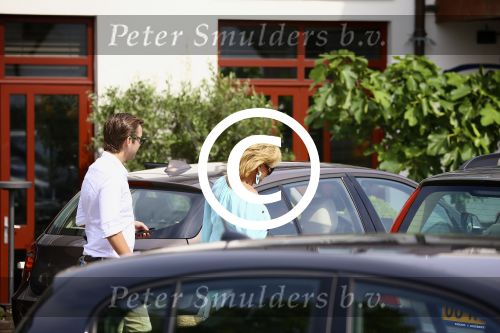 Loosdrecht, 28 Juli 2013
Connie Breukhoven met haar zoon met vriend op het terras.
Foto Peter Smulders BV