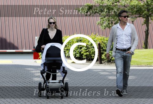 Amsterdam 25 juni 2013
Daan Schuurmans en zijn vrouw Bracha v Doesburgh gaan met hun baby naar het stadsdeelkantoor zuid in Amsterdam.
Peter Smulders bv