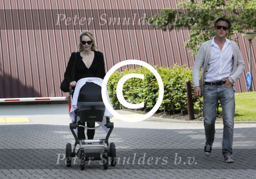 Amsterdam 25 juni 2013
Daan Schuurmans en zijn vrouw Bracha v Doesburgh gaan met hun baby naar het stadsdeelkantoor zuid in Amsterdam.
Peter Smulders bv