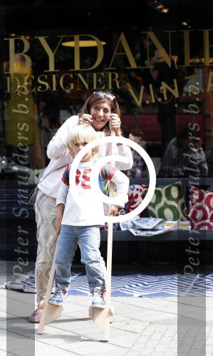 Amsterdam 12 augustus 2013
Moeder Danie Bles met de zoon van Danie.
Peter Smulders bv