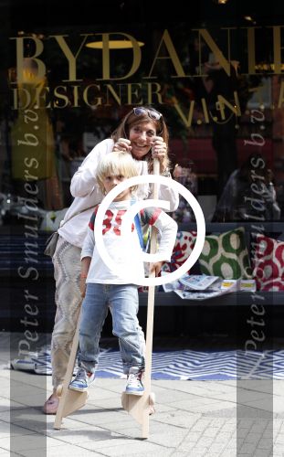 Amsterdam 12 augustus 2013
Moeder Danie Bles met de zoon van Danie.
Peter Smulders bv
