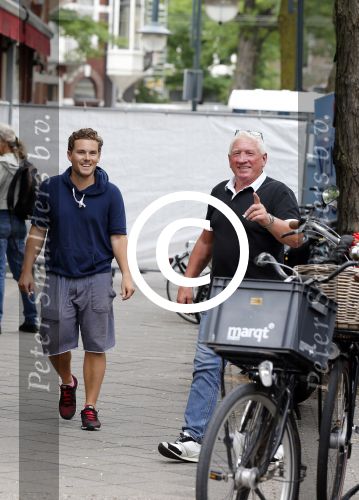 Amsterdam 9 augustus 2013
Jaap van Zweden met zijn zoon Benjamin op de cornelis schuytstraat.
Peter Smulders bv