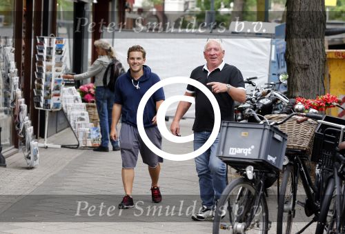 Amsterdam 9 augustus 2013
Jaap van Zweden met zijn zoon Benjamin op de cornelis schuytstraat. En met Joop Kruis en Daniel v Zweden
Peter Smulders bv