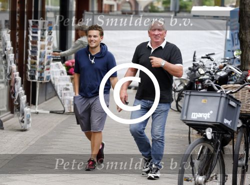 Amsterdam 9 augustus 2013
Jaap van Zweden met zijn zoon Benjamin op de cornelis schuytstraat. En met Joop Kruis en Daniel v Zweden
Peter Smulders bv