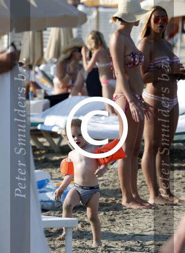 ibiza 11 juli 2013
Lange Frans met zijn vrouw Danielle en kinderen op vakantie op ibiza.
Peter Smulders bv