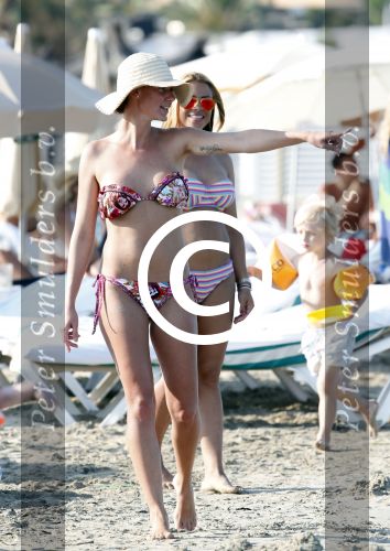 ibiza 11 juli 2013
Lange Frans met zijn vrouw Danielle en kinderen op vakantie op ibiza.
Peter Smulders bv