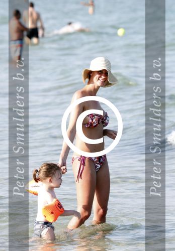 ibiza 11 juli 2013
Lange Frans met zijn vrouw Danielle en kinderen op vakantie op ibiza.
Peter Smulders bv